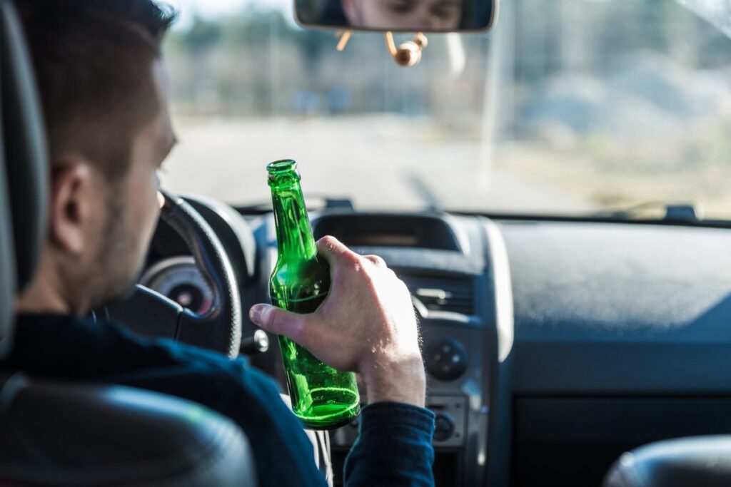 MPU wegen Alkohol am Steuer – Autofahrer mit Bierflasche im Fahrzeug