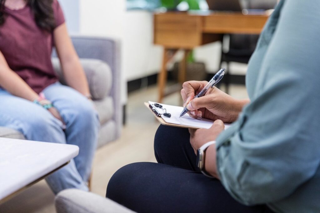 MPU Vorbereitung durch persönliche Beratung mit Notizen und Gespräch